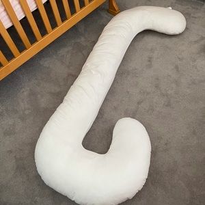 Maternity body pillow with cover